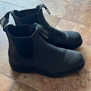 Blundstone black leather boots square toe
Used